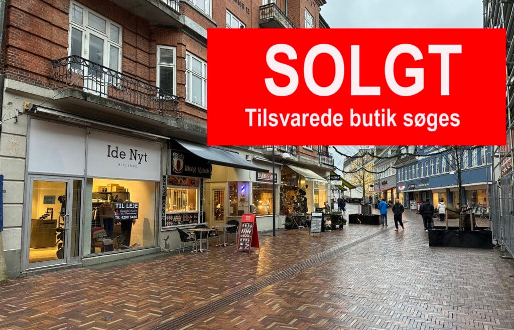 Butikslejemålet i Slotsgade set fra gågaden i Hillerød. Banner med teksten solgt og tilsvarende butik søges er lagt oven på fotoet.