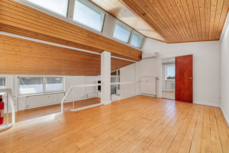 Kun 3,9 mill. for 3 lejligheder. Den ene med 2 balkoner ledig for køber. Udlejningsejendom i Frederiksværk C